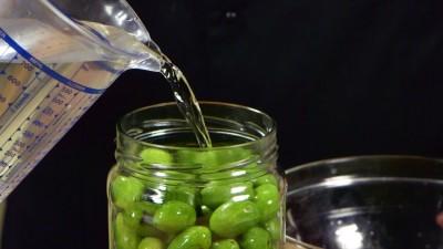 Mettete un pressello così da mantenere tutte le olive sotto