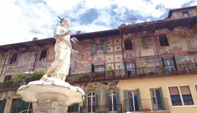 VERONA LA SEDE DEL FESTIVAL Verona, splendida città d arte avvolta nella storia millenaria e consegnata al mito dal capolavoro shakespeariano, offre allo sguardo dei visitatori resti romani, vestigia