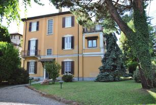 CASE e VILLE VARESE SANT'AMBROGIO, ampia villa d epoca di 445 mq. composta da due appartamenti con giardino di 550 mq. e ampio box doppio.