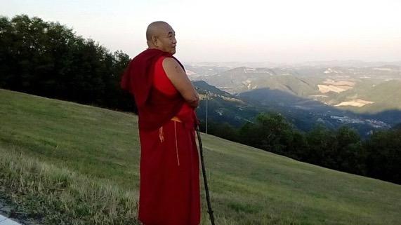 Domenica 17 dalle 11:00 alle 16:30 Venerabile Ghesce Thubten Dargye I benefici nel tenere cari gli altri e gli inconvenienti nel tenere cari se stessi A causa del nostro attaccamento egocentrico e