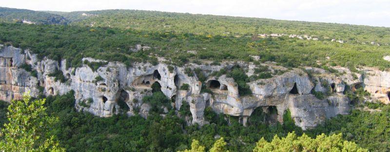 L'acqua si apre la strada non solo con l'azione chimica, ma spesso anche con l'azione meccanica dovuta al suo stesso movimento.