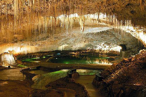Una stalattite è una forma cilindrica o conica pendente