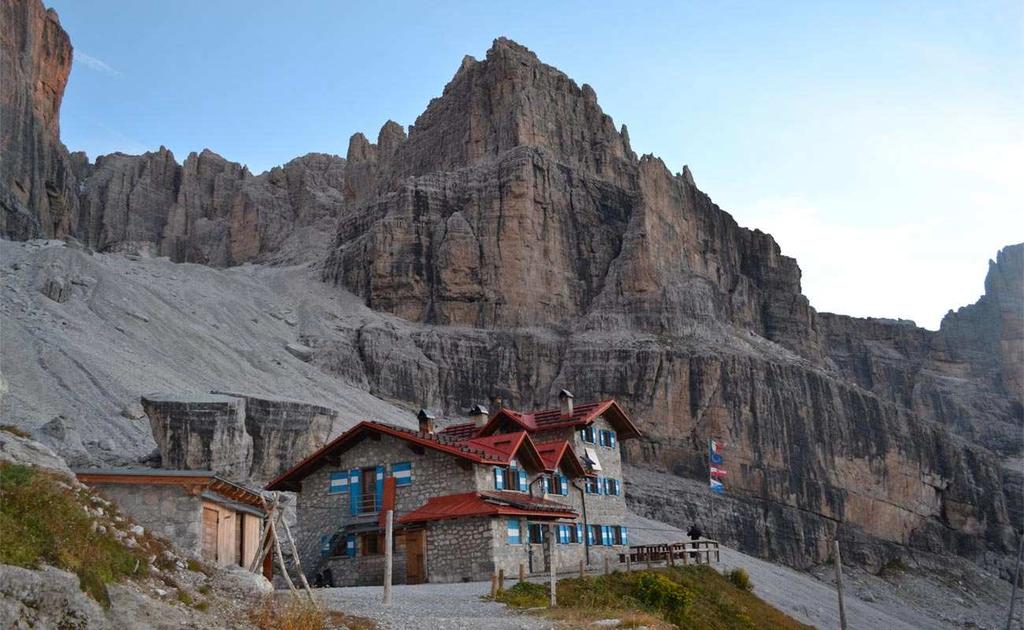 GIORNO 5:Dal rifugio Tosa-Pedrotti al rifugio Agostini per il sentiero Brentari passando per le vedrette della Tosa e d Ambiez. Ritorno per il sentiero Palmieri al rifugio Pedrotti. Pranzo al sacco.