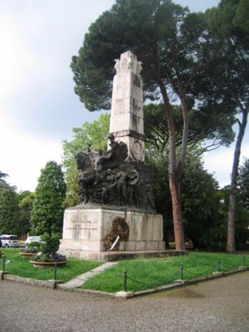 L autore è il senese Federigo Papi che fece sistemare secondo precise indicazioni anche la piazza alberata in cui venne poi collocato il monumento.
