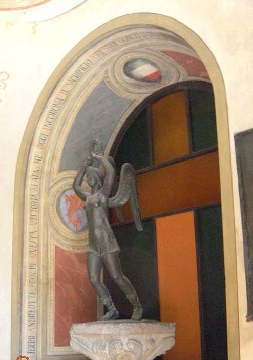 157c. Sacrario dei caduti, Monumento,Vittoria Pescia (PT), piazza Mazzini, Palazzo del Vicario, sede Municipio Statua in bronzo di una Vittoria alata.