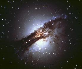 Le Radio Galassie Alcuni nuclei attivi sono caratterizzati da una forte emissione radio anche estesa su dimensioni molto più grandi della galassia stessa (>100 kpc).