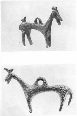 1. Pendaglio di bronzo da Miglionico (Soprintendenza alle Antichità di Potenza).