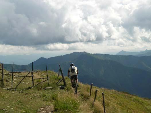 Imbocchiamo a sinistra la mulattiera verso il Monte Prenardo e con tratti anche a piedi ci portiamo verso il Monte Chiappo e al rifugio omonimo, da qui scendiamo a sinistra lungo la pista ben