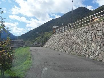 camminamento né di marciapiede VIA DEL GUART E una via secondaria che conduce ad