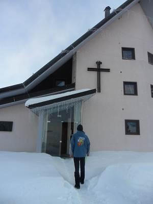 La stradina che conduce alla chiesa d inverno è coperta di neve