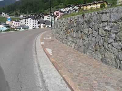 VIA DI PIZZANO La via che conduce al centro del paese, in alcuni punti risulta