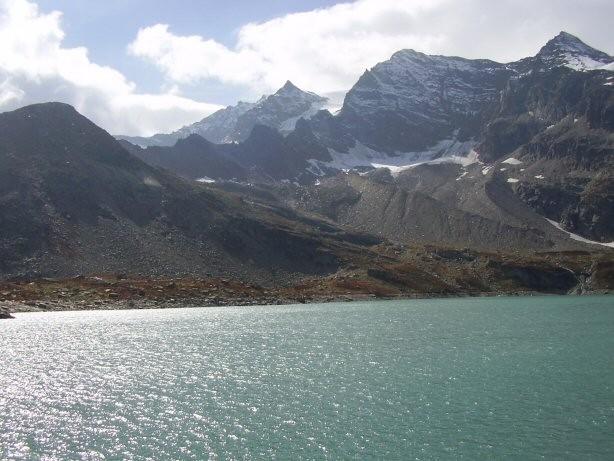 Luca Mercalli fa lezione sul campo La prima con visita al Glaciomuseo del Serrù presso l omonima diga a circa 2300 metri di quota di fronte al ghiacciaio della Capra.