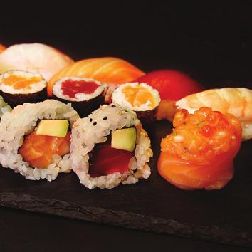 Salmon roll Spicy salmon con gambero - scaglie di mandorle Rainbow roll Salmone e avocado ricoperto con pesce misto