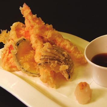 Agemono - tempura (6) (9) 揚げ物 Y akimono - piatti caldi 焼き物 Tempura moriawase 2 gamberoni e 6 verdure 12.