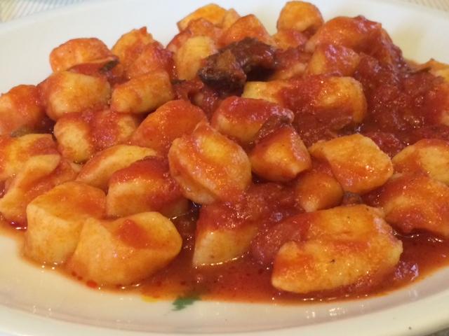 Sora Maria e Arcangelo, gnocchi al sugo di piccione Tra i secondi, non può mancare un buon piatto di baccalà oppure l abbacchio di Carpineto nella doppia versione, con cotoletta croccante,