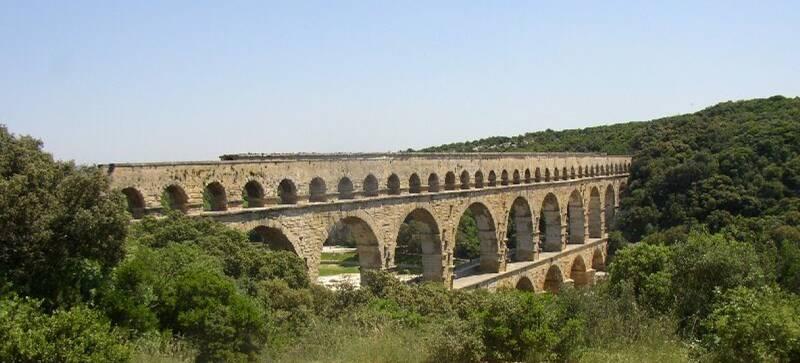 Gli Acquedotti Romani L Antica Roma è famosa in tutto il mondo per i suoi acquedotti.