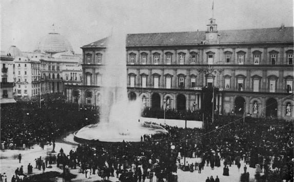 Cronologia: 10 Maggio 1885 10 Maggio 1885, Piazza Plebiscito, Un gran giorno per Napoli : I Napoletani poterono nuovamente bere la famosa acqua di Serino!