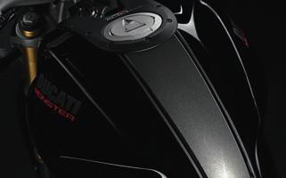 The Ultimate Monster Miscelando sapientemente elevata potenza, elettronica evoluta racchiusa nel Ducati Safety Pack (ABS + DTC), nuova sportività del design e massimo piacere di guida, il Monster