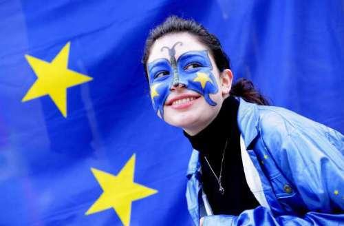 Un continente, ma non solo L Unione europea (UE) è un organismo sovranazionale - sopra le nazioni - al quale gli stati membri delegano parte della propria