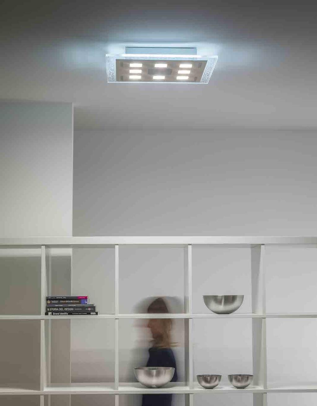 CLEOFE Lampada a LED da soffitto a diffusione. Corpo in alluminio verniciato con possibilità elementi di diversi colori secondo palette RAL. Illuminazione superiore e inferiore.