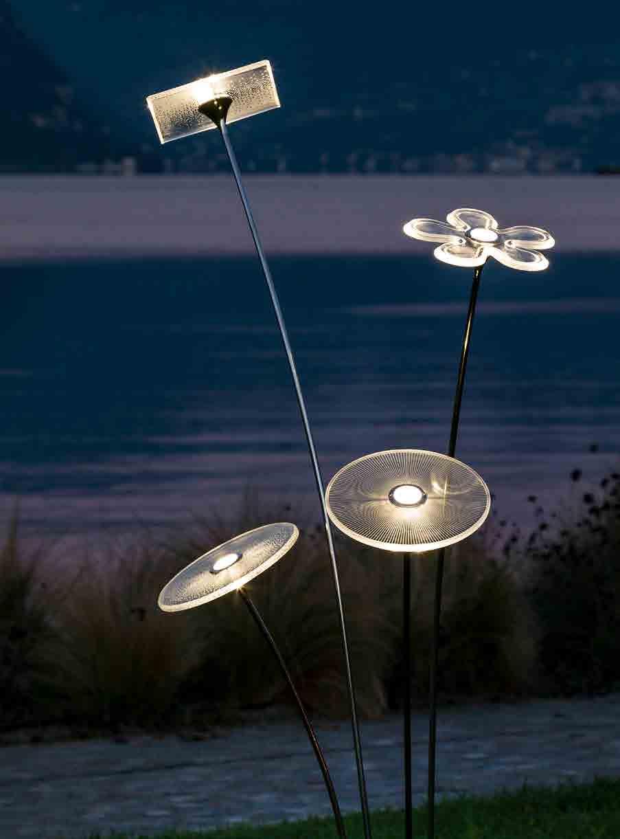TRILLI Lampada a LED per esterni con luce naturale. Stelo in acciaio inox nichelato ad altezza variabile.