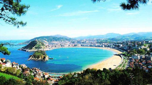 San Sebastián: la cittadina appoggiata sul golfo di Biscaglia è un vero e proprio paradiso non solo per il contesto paesaggistico, ma anche per gli amanti della gastronomia, con alcuni bar da pinchos