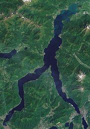 Il lago di Como: un progetto sperimentale - Profondità Massima: 410 m - Profondità Media: 154 m - Superficie: 145 Km 2 - Lambisce 170 Km di coste - Volume totale: 22,5 Km 3 =