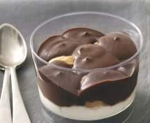 Profiterol (plastica) bignè ripieni di crema al gusto vaniglia, avvolti da crema al cioccolato.