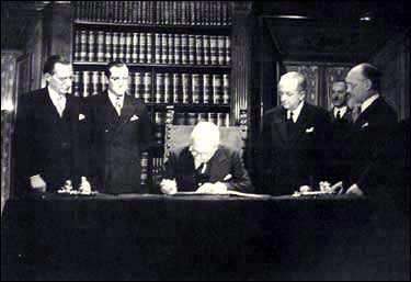 Firma della Costituzione: 27/12/1947: Enrico De Nicola Capo provvisorio dello Stato (al centro) Alcide De Gasperi Presidente del
