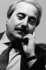 Ispirazione del titolo del progetto Giovanni Falcone era un eminente magistrato italiano impegnato nella lotta contro la mafia.