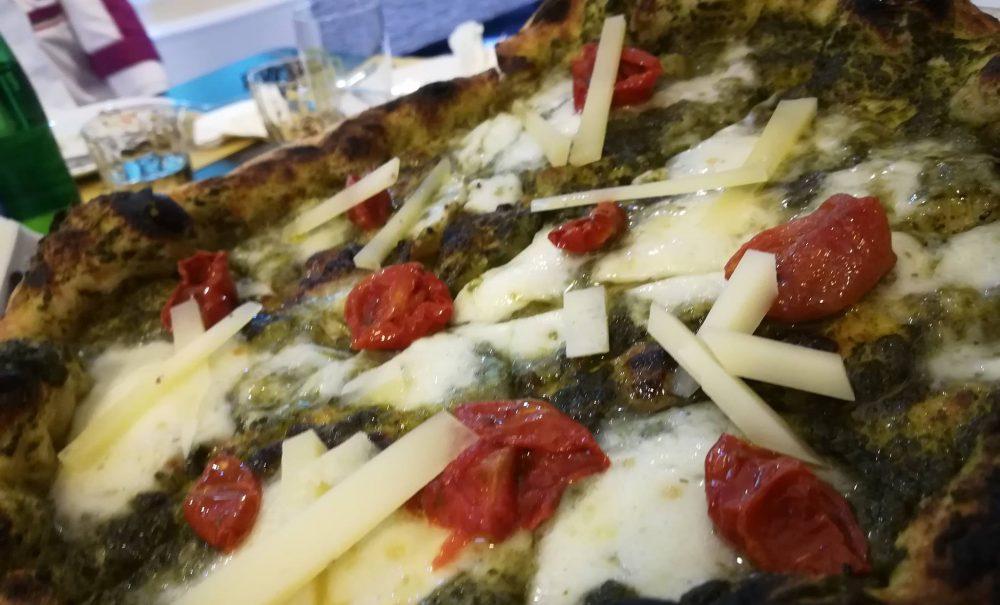 Donna Soﬁa La pizza con vellutata di broccoli, pomodorino semi secco e pecorino Donna Soﬁa Via