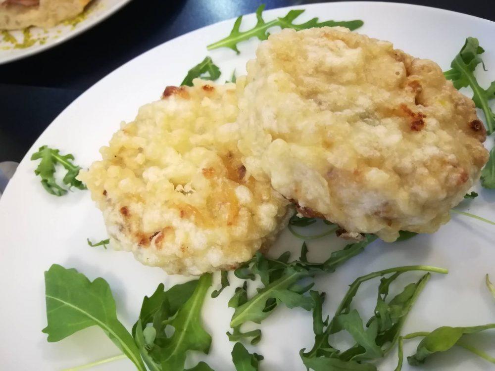 Donna Soﬁa Frittatina in tempura E tutto in versione totalmente partenopea: ci sono le frittatine in tempura, le montanarine classiche, quelle con vellutata di broccoli, pomodoro semi secco e