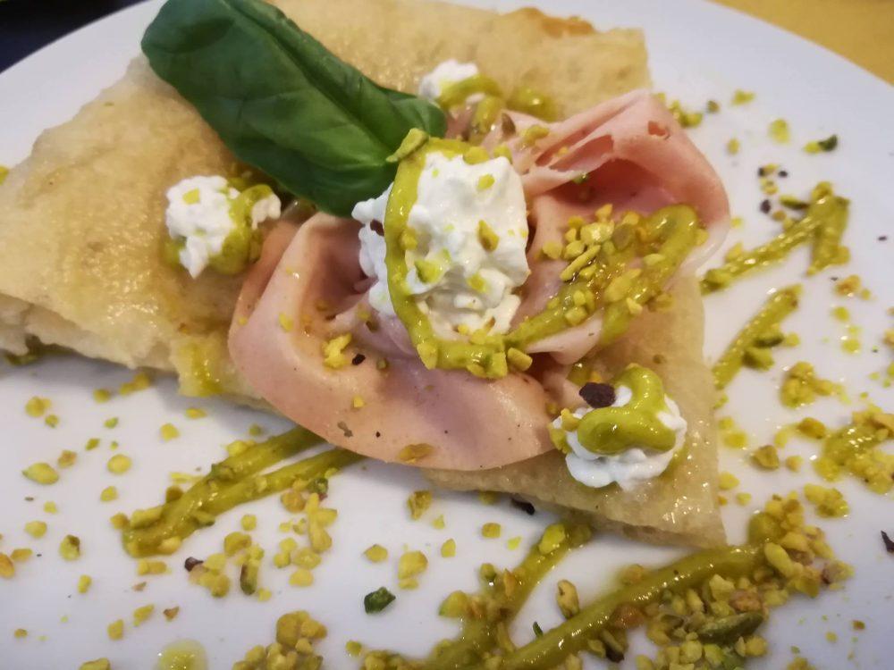 Donna Soﬁa Pizza fritta con ricotta, mortadella e pistacchi Da mangiare obbligatoriamente, sono ben eseguiti e variano ogni giorno ma assicurano la giusta golosità ed un buono bilanciamento degli