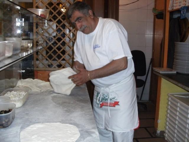 Sapri, Pizzeria Filippo s: la vera pizza napoletana fuori Napoli. E poi la pizza con le alici di Menaica Filippo Mauro di Enrico Malgi Sapri, lembo estremo del Cilento.