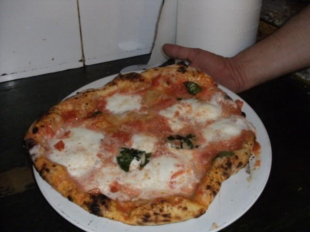 Una Margherita A seguire, poi, un altra specialità di Filippo: la pizza con le alici di menaica. E anche qui alzo le mani, mi arrendo!