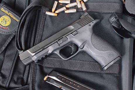 Prova pistole semiautomatiche Smith & Wesson M&P9L calibro 9x21 che dovrebbe essere una lezione di base sulla sicurezza (il grilletto va premuto solo di fronte al bersaglio), è stato sviluppato un