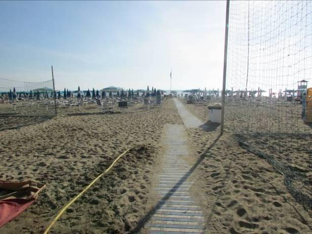 La spiaggia è in concessione, raggiungibile in piano. In spiaggia è presente una passerella, in pvc, larga cm100 che arriva fino alla prima fila di ombrelloni.