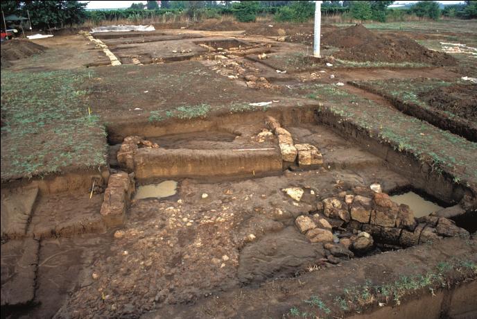 L esame dei reperti ceramici e dei materiali edilizi (blocchi di tufo bianco e tufo lionato) emersi durante l aratura del terreno ed il confronto con le tracce visibili sulle fotografie aeree fatte