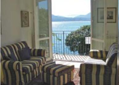 Soggiorno (TV) con balcone, 2 camere (una con balcone) e bagno.