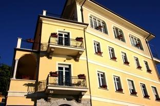 (TV), cucina aperta, 2 camere, bagno, terrazzo con vista lago.