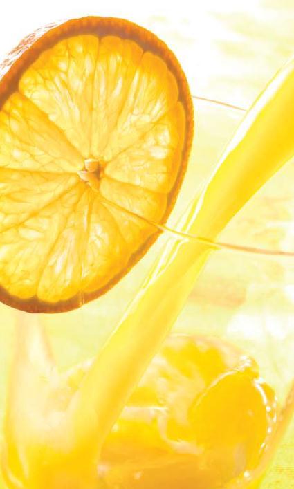 Sotto il sole PREPARAZIONE: 10 MINUTI VELOCITA : 3-2 guaiave - 2 lime - 50 g di zenzero fresco - 1 mango - 250 ml di limonata Sbucciare i limoni, eliminando la pellicina bianca.