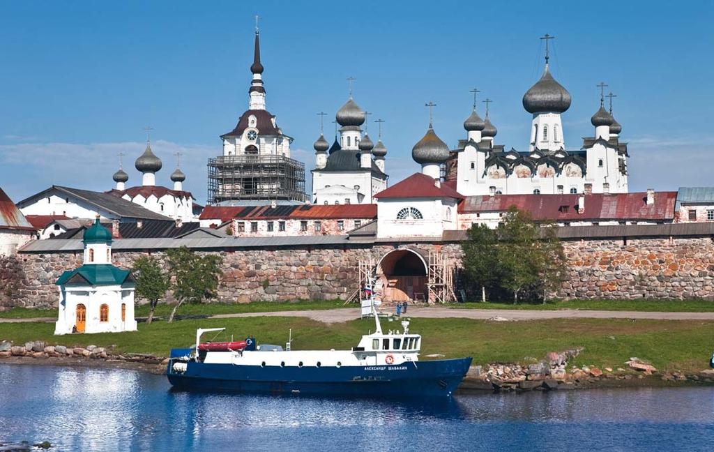 S. Pietroburgo e isole Solovki Da San Pietroburgo, la città sull'acqua, dai cento ponti e dal museo più bello del mondo, alle isole Solovki, dallo status di museoriserva, situate nel mare Bianco a