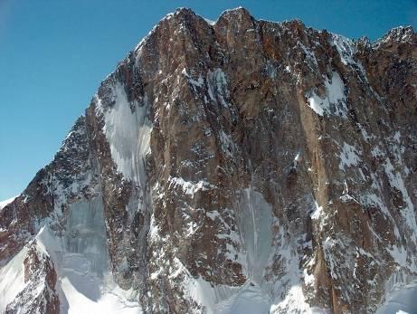 Il versante nord delle Grandes Jorasses è un'immensa parete granitica tra le più grandi delle Alpi (m 1.