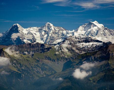 JUNGFRAU La Jungfrau ( m 4.158) (toponimo che significa la Vergine) è una montagna delle Alpi Bernesi.