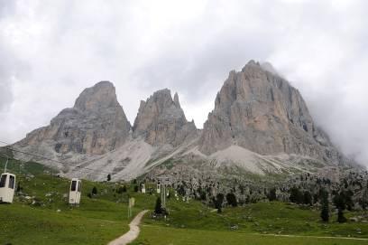 collocato tra la Val Gardena e la Val di Fassa.