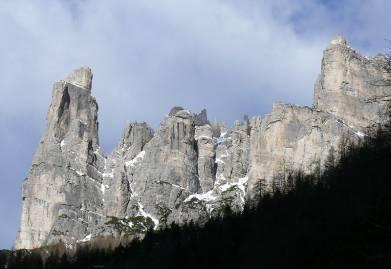 un'impressionante parete verticale con un dislivello di