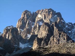 Le vette più alte sono Batian (m 5.199), Nelion (m 5.