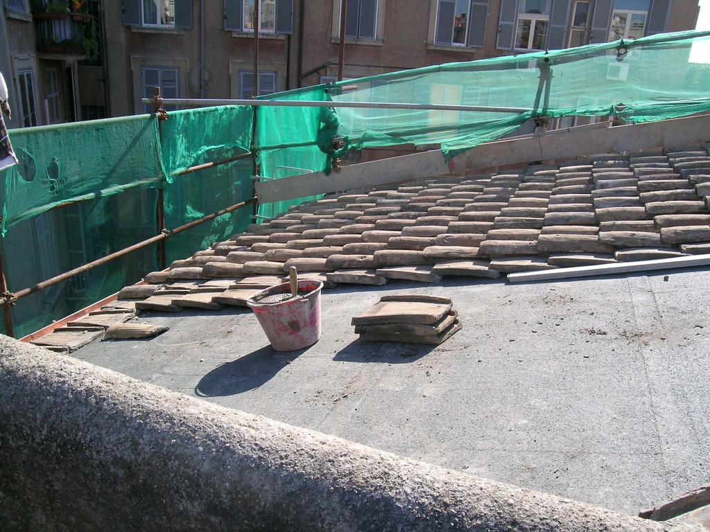realizzazione di impermeabilizzazione e pavimentazione; posizionamento delle piastrelle in cotto di prima