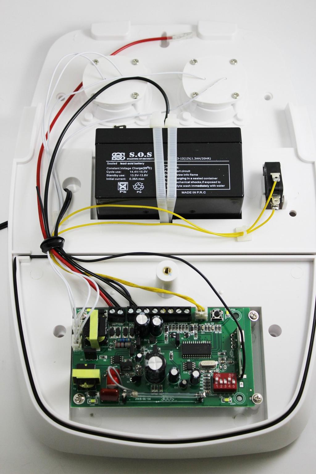 CARATTERISTICHE TECNICHE Batteria ricaricabile inclusa Trasmettitore incluso (per collegamento ad allarmi esistenti) 2 sirene interne Funzionamento 12v DC Assorbimento corrente 1200mA Led