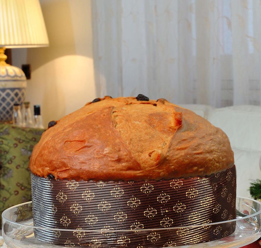 Panettone tradizionale farina 00, burro, zucchero, uvetta australiana 5 corone, arancia candita (scorza d arancia, sciroppo di glucosio e zucchero), lievito naturale, tuorli d uovo, cedro candito